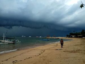 Dramatis! Awan di Pantai Sanur Getarkan Hati Pengunjung