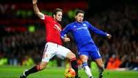 Di musim 2015/2016, pertemuan pertama MU kontra Chelsea berakhir tanpa pemenang alias seri 0-0. Ketika itu, MU masih diasuh Louis van Gaal sedangkan Chelsea ditukangi Guus Hiddink. Foto: Alex Livesey/Getty Images