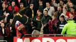 Cantona, Beckham, Hingga Neymar: 10 Pemain yang Ribut dengan Suporter
