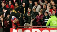 Momen paling diingat dari kejadian pemain vs suporter tentu tendangan kung fu striker Manchester United Eric Cantona kepada fans bernama Matthew Simmons. Akibat hal itu, penyerang asal Prancis tersebut didenda berat yakni larangan bertanding berbulan-bulan plus didakwa kepolisian melakukan penyerangan. (Foto: The18)