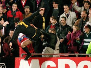 25 Tahun Tendangan Kung-fu Eric Cantona ke Arah Fan