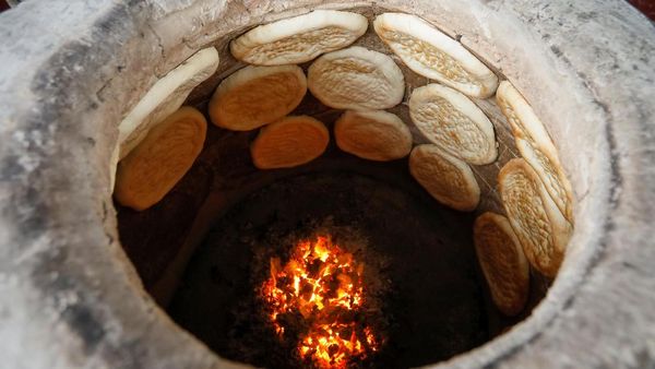 Memanggang dengan Oven Unik di Kazakhstan