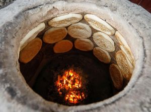 Memanggang dengan Oven Unik di Kazakhstan