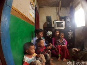 Relawan dan Warga Bantu Bangun Rumah Layak untuk Keluarga Nurhayat Relawan dan Warga Bantu Bangun Rumah Layak untuk Keluarga Nurhayat