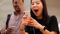 Senyum Lebar Para Fanboy Apple Genggam iPhone X