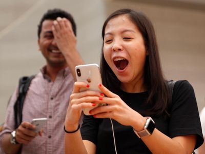 Senyum Lebar Para Fanboy Apple Genggam iPhone X