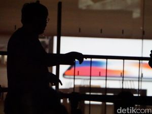 Ratusan Pengantre iPhone Ketahuan Belangnya Ratusan Pengantre iPhone Ketahuan Belangnya