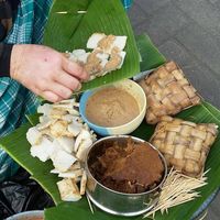 Nikmatnya Potongan Ketupat Disiram Saus Wijen dalam Cabuk Rambak