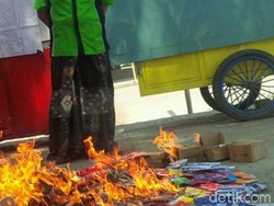 Kecewa Aturan Registrasi, Pemilik Konter ini Bakar 4.000 SIM Card