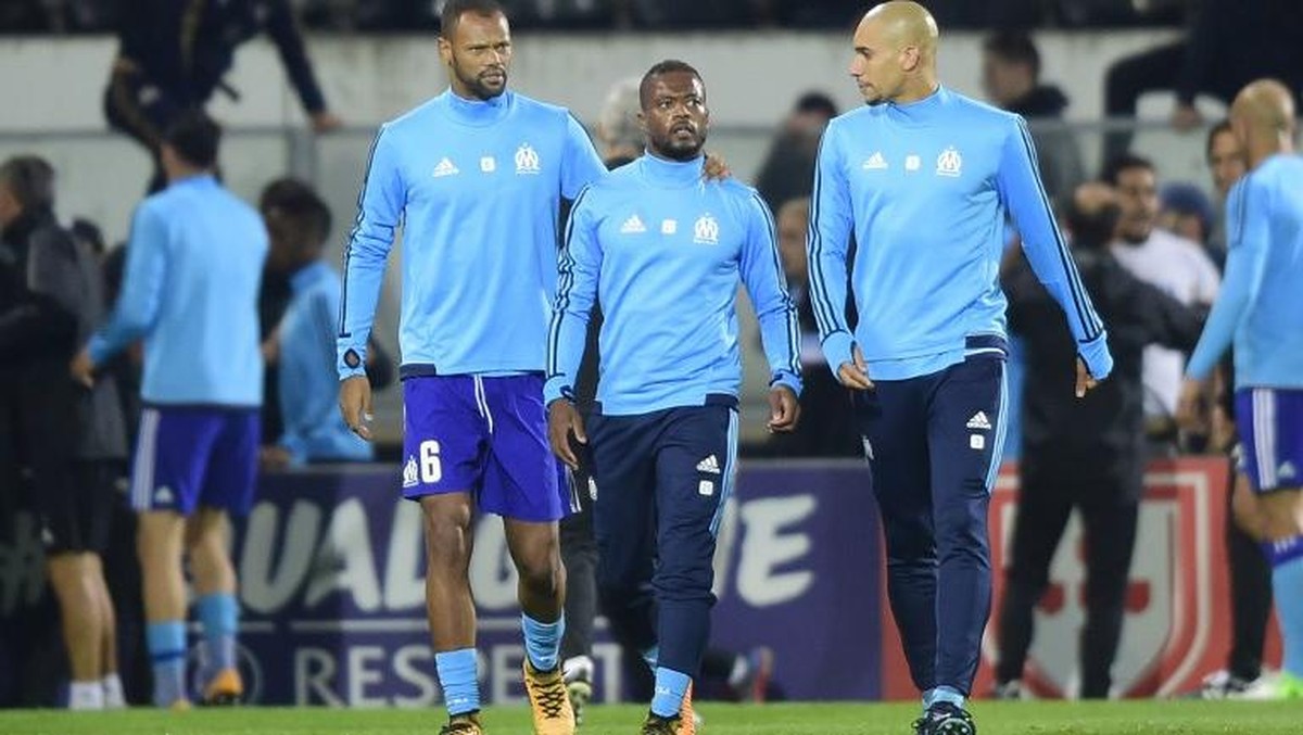 Patrice Evra ditenangkan rekannya usai menendang suporter (Miguel Riopa/AFP)