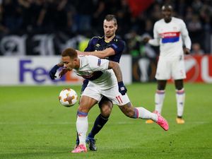 Dihajar Lyon, Everton Tersingkir