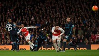 Ini adalah saat Arsenal menjamu City di Premier League pada 22 Desember 2015 silam. Arsenal unggul lebih dulu lewat Theo Walcott dan Olivier Giroud. City sempat memperkecil ketertinggalan melalui Yaya Toure, tapi gagal menyelamatkan poin meski berusaha habis-habisan. (Foto: Michael Regan/Getty Images)