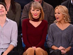 Taylor Swift Jual Baju yang Terinspirasi dari Kesalahan Fashionnya