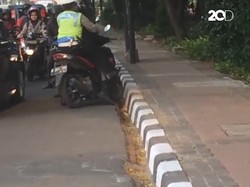 Mau Kabur Hindari Razia, Pria Ini Dipeluk Hangat Polisi