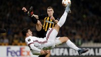 Bermain di Athens Olympic Stadium, Milan sebenarnya berpeluang lolos ke babak 32 besar andai menang. Tapi setelah bermain 90 menit Rossoneri harus puas dengan skor 0-0. (REUTERS/Alkis Konstantinidis)