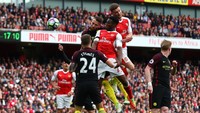 Setelah drama di Etihad pada pertemuan pertama, laga kedua di Premier League tak kalah berjalan menarik. Meski bermain tandang, City mampu dua kali memimpin lewat Leroy Sane dan Sergio Aguero. Namun Arsenal tak menyerah begitu saja, membalas melalui Theo Walcott dan Shkodran Mustafi. (Foto: Clive Rose/Getty Images)