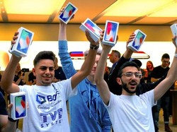 Sindiran Pedas Buat Anak Muda yang Antre iPhone X