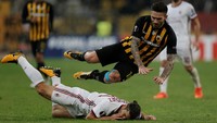 Ricardo Rodriguez terjatuh saat berebut bola dengan Marko Livaja (REUTERS/Alkis Konstantinidis)