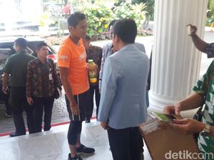 Foto: Infused Water dan Gelang yang Menempel di Sandiaga