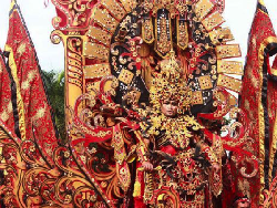 Turis Pamerkan Kostum Tari Gandrung di Banyuwangi Ethno Carnival