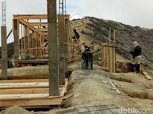 Meski Diprotes, Pembangunan Infrastruktur Kawah Ijen Tetap Berjalan