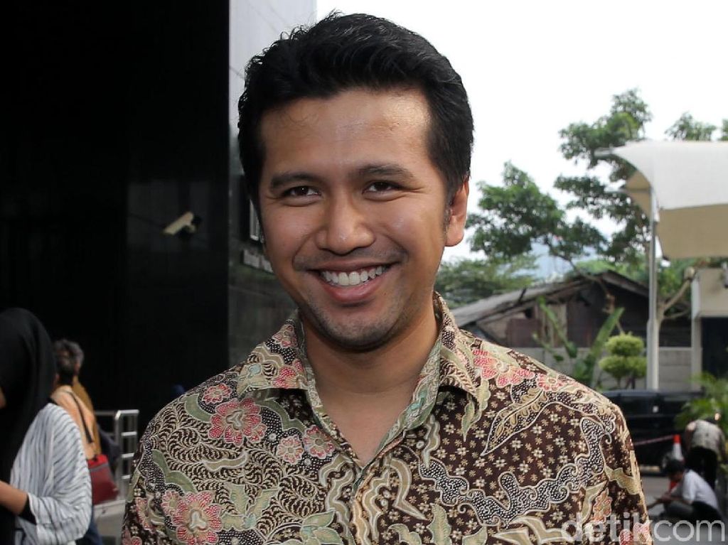 Emil Minta Spanduk Bergambar Dirinya dan Khofifah Diturunkan