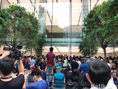 Antrean Heboh Demi iPhone X di Apple Store Singapura