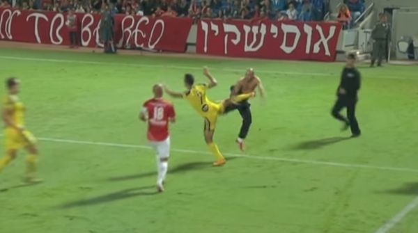 Duel-duel Pesepakbola dan Suporter di Lapangan