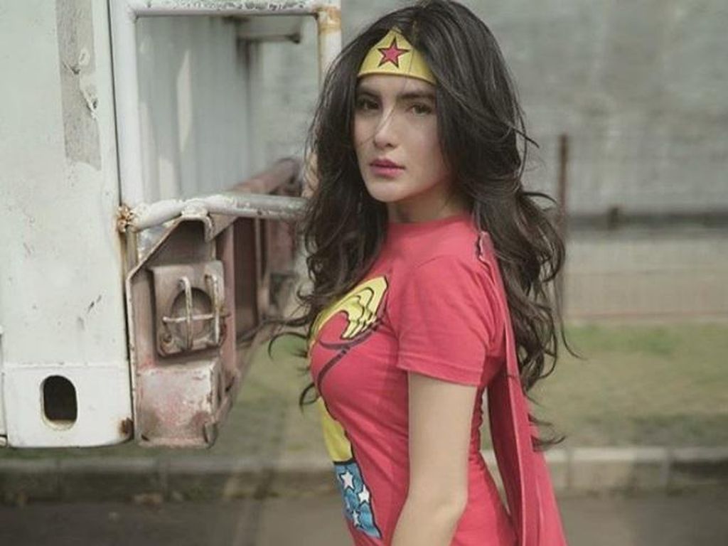 Kena Masalah, Angela Lee Curhat hingga Hampir Bunuh Diri Kena Masalah, Angela Lee Curhat hingga Hampir Bunuh Diri