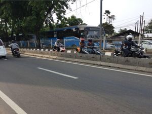 Nekat! Hindari Razia, Pemotor Ini Lawan Arus di Busway