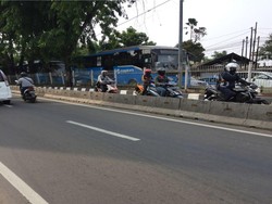 Nekat! Hindari Razia, Pemotor Ini Lawan Arus di Busway