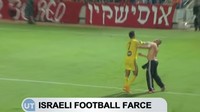 Masuk lapangan tanpa menggunakan baju, seorang suporter Hapoel Tel Aviv menyerang pemain Macabi Tel Aviv, Eran Zahavi. Eran memberikan perlawanan atas serangan itu, yang jkustru membuat dia dapat kartu merah dari wasit. (Youtube)