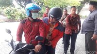 Gaya Gubernur Anies Ngantor Naik Ojek Pangkalan