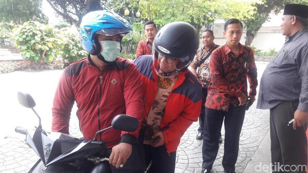 Gaya Gubernur Anies Ngantor Naik Ojek Pangkalan