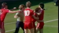 Saat merayakan gol ke gawang Celtic yang dibuat dari eksekusi penalti, Gordon Strachan tiba-tiba diserang seorang suporter. Sang suporter terlihat akan melepaskan pukulan, namun dia keburu didorong oleh rekannya di Aberdeen. (Youtube)