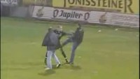 Graham Stack dikepung dua suporter lawan dalam sebuah laga di liga Belgia. Meski sempat kena tendang salah satu fans, Graham Stack berhasil memukul jatuh suporter yang lain. (Youtube)