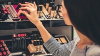 Alasan Wanita Pilih Beli Makeup Online: Terintimidasi Datang ke Toko Offline