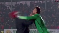 Anton Kanibolotskiy (Shakhtar Donetsk) sedang berada di depan gawangnya saat seorang fans lawan tiba-tiba mendatangi dan mengacungkan jari tengah tepat di wajahnya. Sang kiper langsung mendorong suporter itu di bagian wajah menggunakan kedua tangan, kejadian yang membuat sang suporter terjungkal.(Youtube)