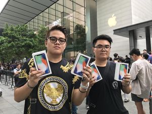 Cerita Pembeli Pertama iPhone X di Singapura