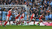 Drama berlanjut di semifinal Piala FA musim 2016/2017 tersebut. City unggul lebih dulu dalam laga di Wembley itu melalui Sergio Aguero. Arsenal membalas lewat Nacho Monreal dan memaksakan babak tambahan. Saat itulah Alexis Sanchez jadi pahlawan Arsenal dan mencetak gol kemenangan. (Foto: Shaun Botterill/Getty Images)