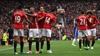 MU akhirnya bisa balas dendam saat gantian menjamu Chelsea di Old Trafford, April lalu dengan kemenangan 2-0. Namun, kemenangan itu tidak dapat mencegah the Blues dalam menjuarai Premier League. Foto: Shaun Botterill/Getty Images