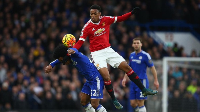 LONDON, ENGLAND - FEBRUARY 07: Anthony Martial of Manchester United tackles Willian of Chelsea during the Barclays Premier League match between Chelsea and Manchester United at Stamford Bridge on February 7, 2016 in London, England.  (Photo by Paul Gilham/Getty Images)