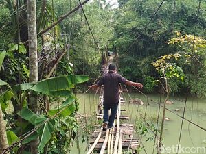 Warga 2 Desa di Ciamis Terpaksa Lewati Jembatan Gantung Usang