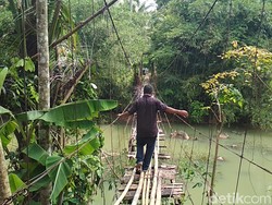 Warga 2 Desa di Ciamis Terpaksa Lewati Jembatan Gantung Usang