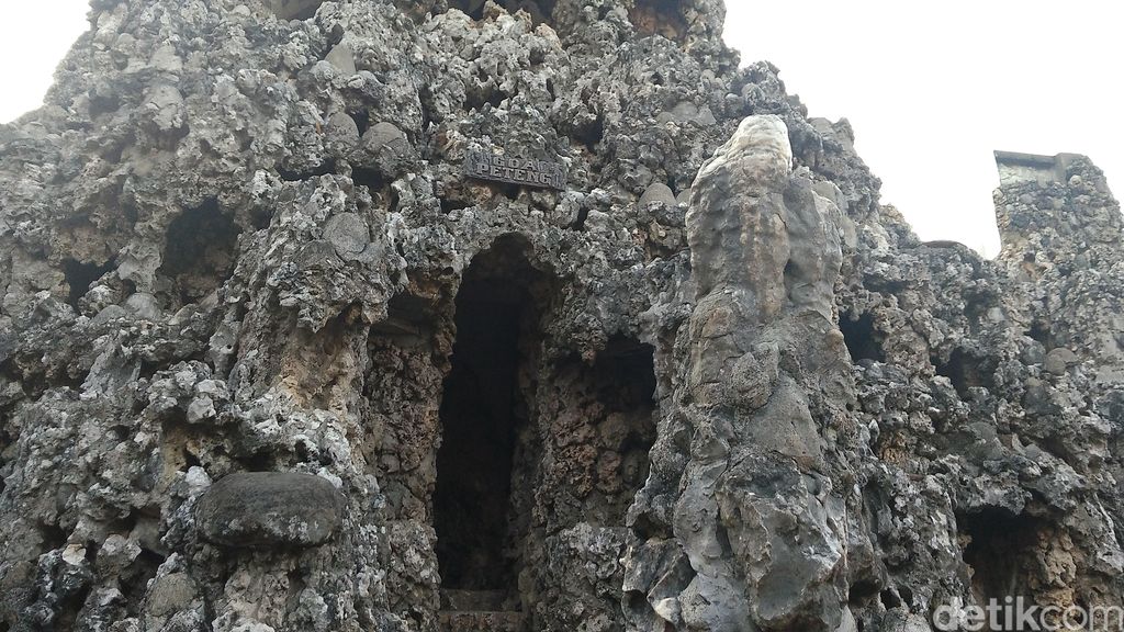 Patung Perempuan Sunti di Goa Sunyaragi, Cirebon