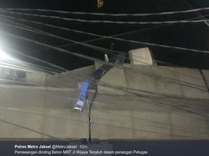 Pagar Pembatas MRT Jatuh dan Timpa Motor di Jl Wijaya Jaksel