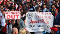 Sementara di kubu Arsenal, kritik terhadap Arsene Wenger menguat di pekan-pekan terakhir musim 2015/2016 itu. Wenger pada akhirnya masih tetap menangani klub sampai saat ini. (Foto: Alex Livesey/Getty Images)