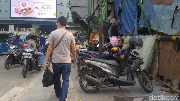 Foto: Abang Opang di Tanah Abang