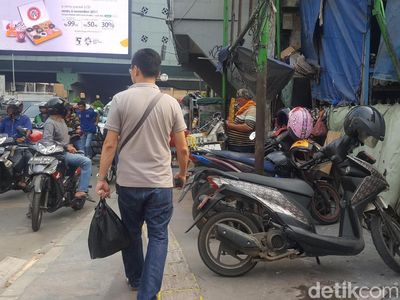 Foto: Abang Opang di Tanah Abang