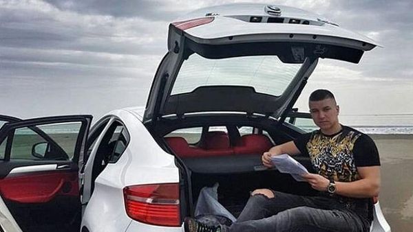 Potret Anak-Anak Tajir Albania, Pamer Mobil Mewah Hingga Mandi Uang